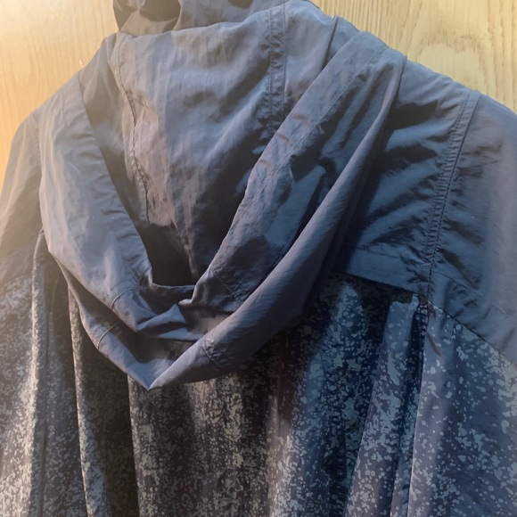Lululemon windbreaker- Women edition - Picture 2 of 3